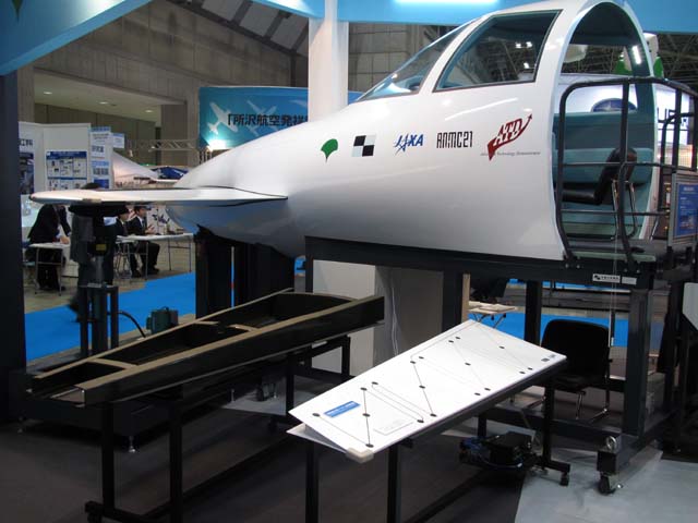 東京国際航空宇宙産業展2011
先進複合材翼構造（左下）と構造健全性診断システム（右下）